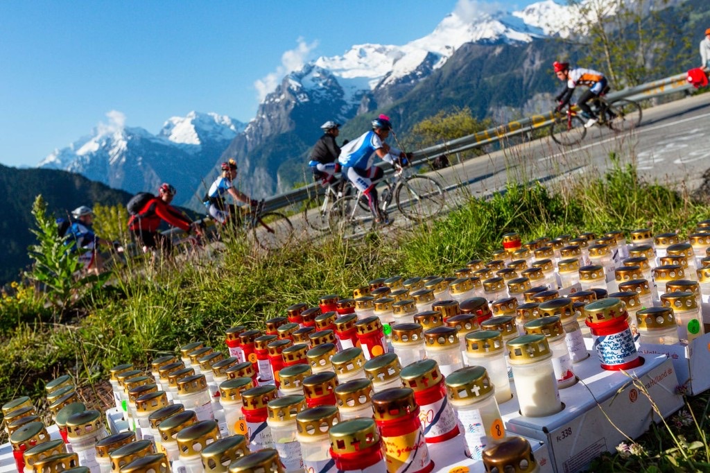 Herdenkingskaarsen bij zonsondergang op de Alpe d'Huez