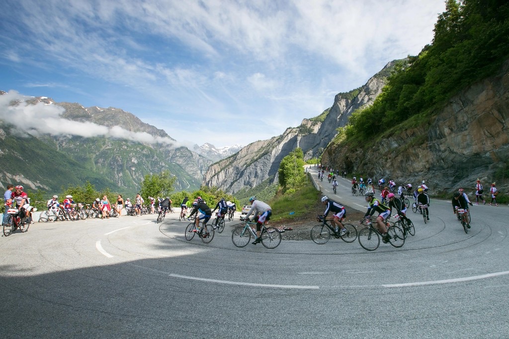 Fietsers in de haarspeldbochten van Alpe d'Huez